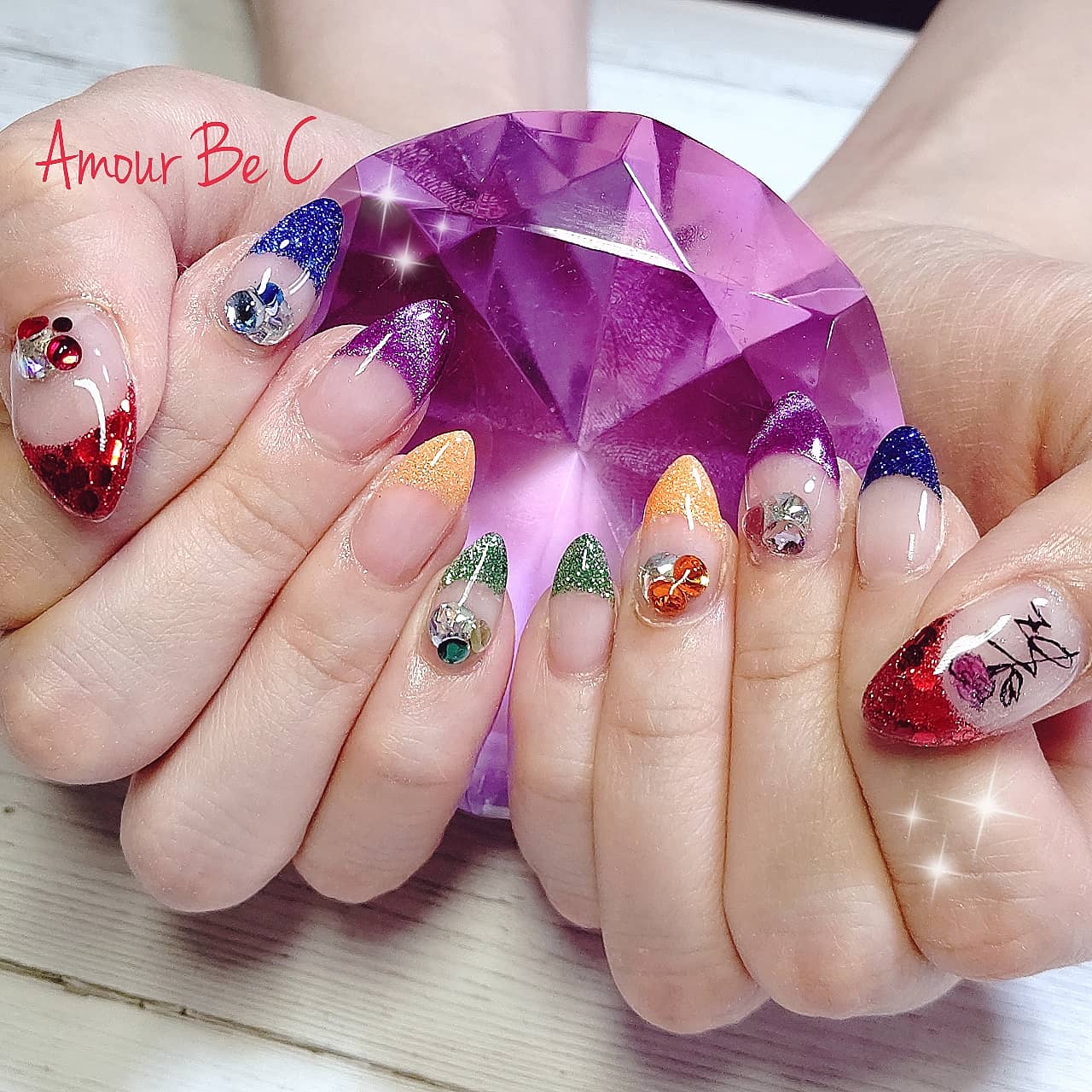 木屋町ネイルサロンamourbec 他店オフ無料 ａちゃん Sexyzoneネイル 薔薇アートとメンバーカラー見る人が見たらピーンとくるデザイン 根本に置いたメンバー別スワロもキラキラ派手 ありがとうございました セクゾネイル フレンチネイル 薔薇
