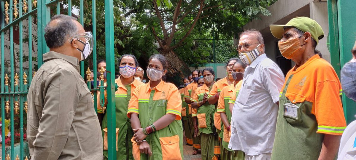 dineshgrao's tweet photo. 200 families in Vini Colony and 50 Pourakarmikas of Cottonpete ward were given one months quantity of food provisions.
#RGunduRaoFoundation https://t.co/PoOu8gOEWz