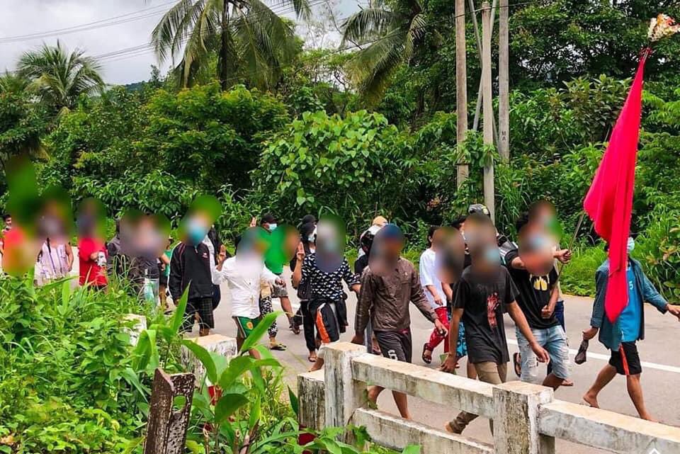 Mm18089552's tweet photo. Main Strike In #Launglon Township staged a protest against the military dictatorship on this afternoon. 
#Black4Rohingya #WhatsHappeningInMyanmar #June13Coup https://t.co/P0zn2aBcHZ