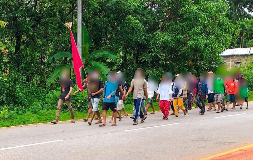 Mm18089552's tweet photo. Main Strike In #Launglon Township staged a protest against the military dictatorship on this afternoon. 
#Black4Rohingya #WhatsHappeningInMyanmar #June13Coup https://t.co/P0zn2aBcHZ