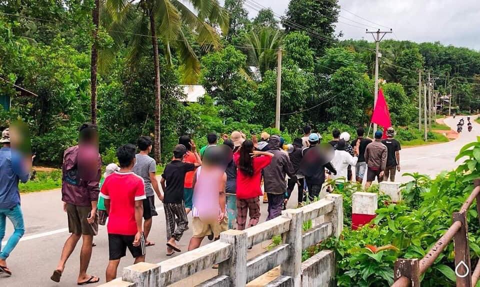 Mm18089552's tweet photo. Main Strike In #Launglon Township staged a protest against the military dictatorship on this afternoon. 
#Black4Rohingya #WhatsHappeningInMyanmar #June13Coup https://t.co/P0zn2aBcHZ