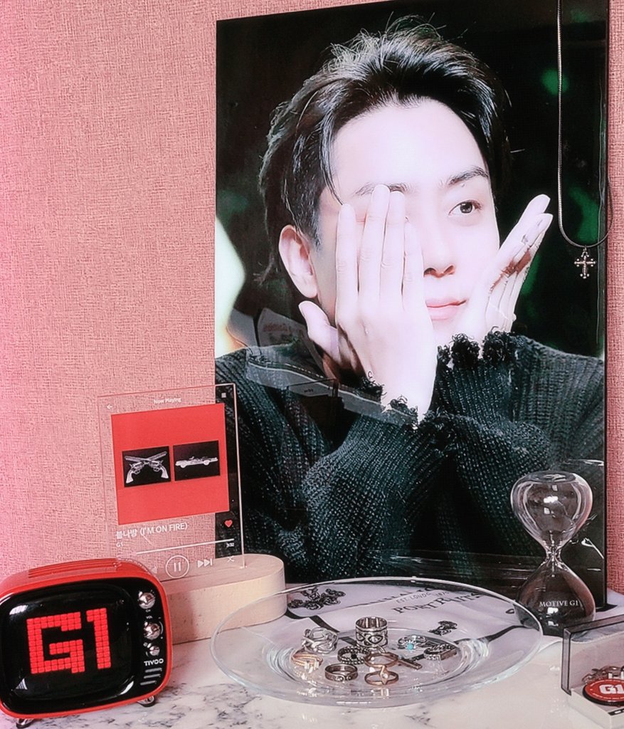 motive_G1's tweet photo. 생카 전시 액자를 구입했는데 정말 실물깡패 아닐 수 없고,, 넘 좋아하는 꽃받침 꽁주님 아크릴액자로 제작하니 넘 반짝반짝 영롱 그 자체.. 나으 반짝반짝 무드등과도 찰떡이 아닐수 없고,, 너무 좋아하는 사진을 너무 좋은 퀄리티의 액자로 소장할수 있어서 넘 행복합니닷💗 @G_Major_1 https://t.co/SLxtealHgD