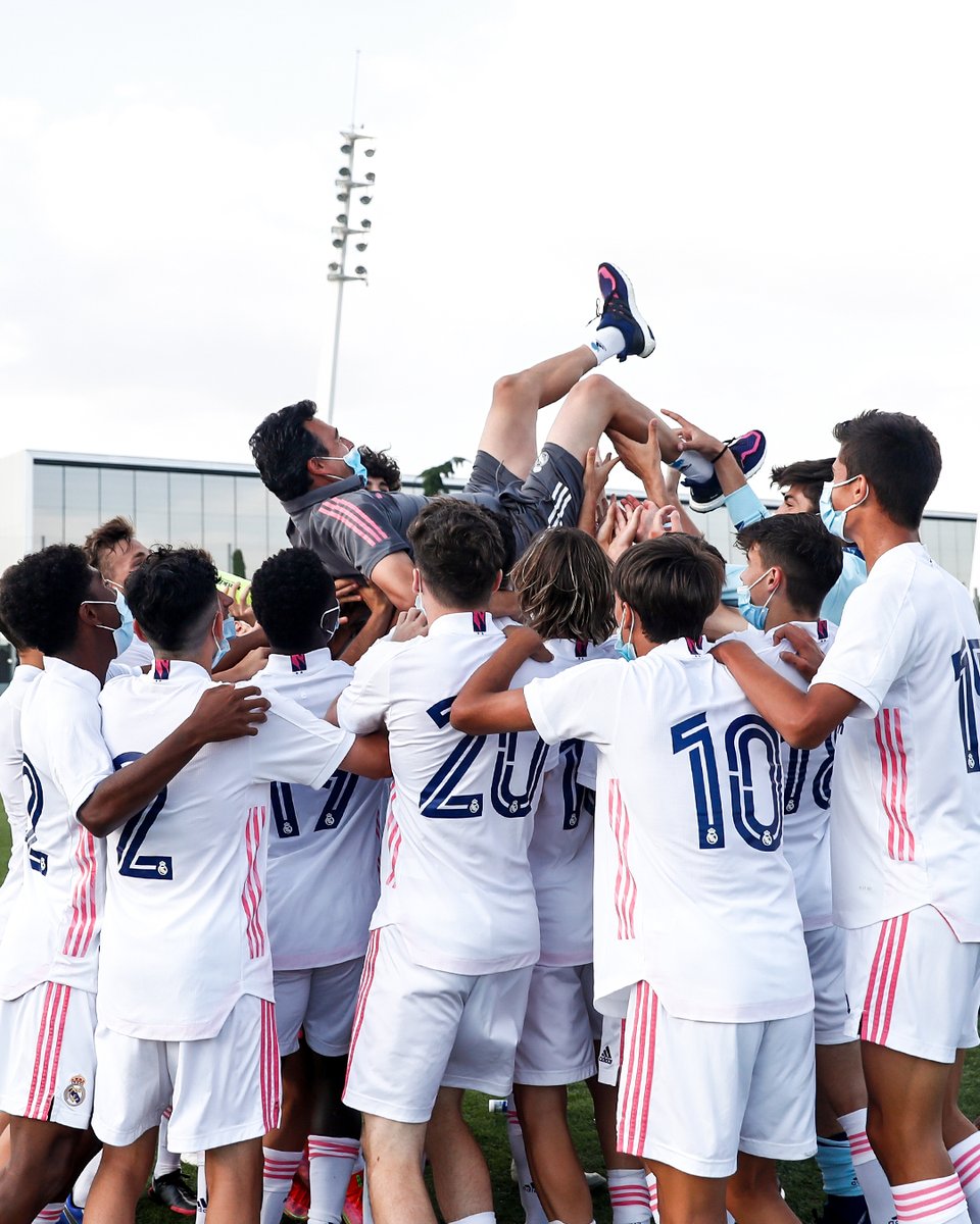 lafabricacrm's tweet image. 🙌👔 El Cadete A entrenado por Tristán Celador ha sumado hasta el momento 16 triunfos y dos empates. Logrando el título matemáticamente a falta de una jornada. 👊
#LaFabrica | #HalaMadrid
