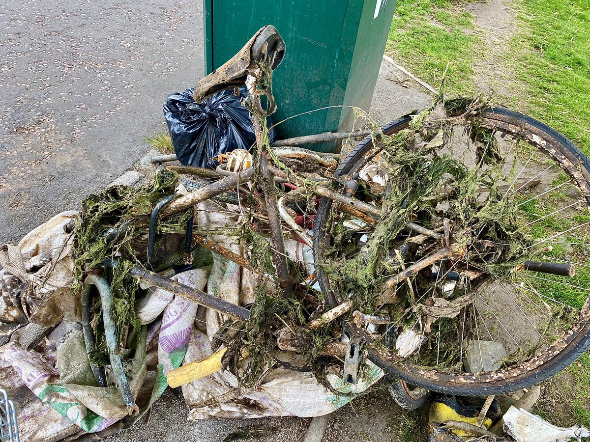 Looks like the Water of Leith Cleanup volunteers have been busy 
#WaterofLeith #ConservationVolunteers  #SaughtonPark