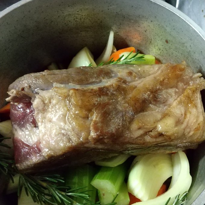 きのうの牛バラ半分使ってポットローストに😌 