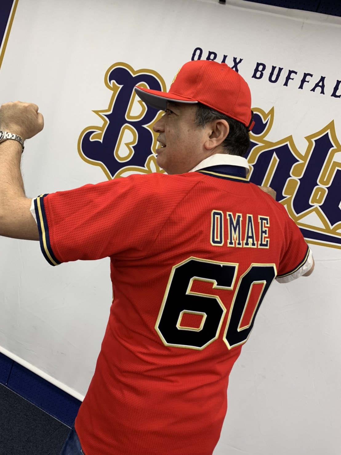 大前一樹 球団スタッフ 中継スタッフの有志の皆さんから頂戴した赤いちゃんちゃんこならぬ赤いバファローズユニフォーム プロ仕様のハイクォリティーバージョン カープではないので 悪しからず インタビュールームで撮っていただきました T