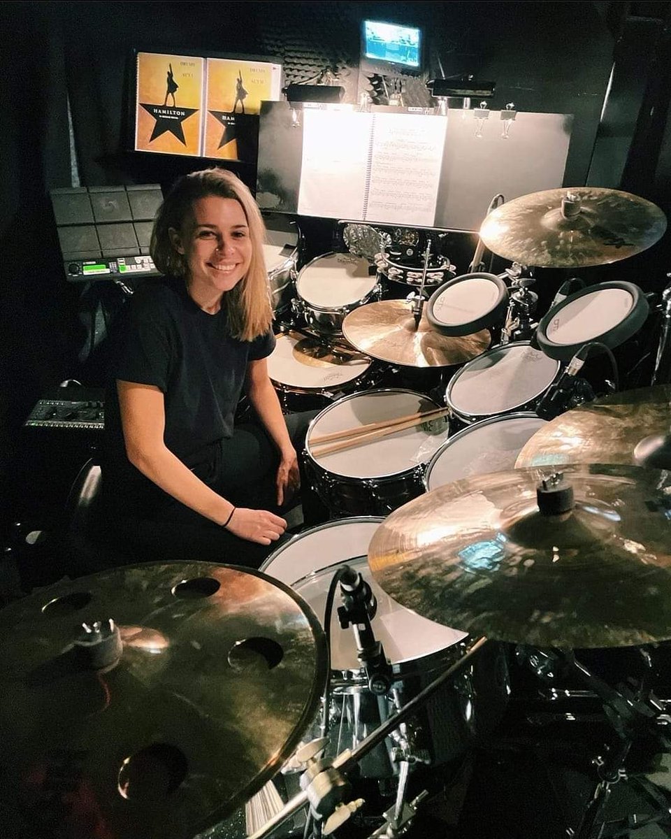 HamilFansWorld's tweet photo. Ladies and gentlemen Emma Ford, the first woman playing the drums in @HamiltonMusical @HamMusicalAus @SydneyLyric 😱😭💛🎉💛🎉💛👏🏽👏🏽👏🏽👏🏽👏🏽👏🏽

#WomenInTheSequel #HamilLadies #HamFam #HamiltonMusical #HamiltonAU https://t.co/EuQcq3dakh