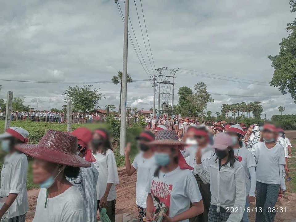 Issible1's tweet photo. TAZE, Sagaing Region: People marched to protest against military dictatorship today.

#June13Coup #WhatsHappeningInMyanmar #MilkTeaAlliance https://t.co/lGISWlHIdS