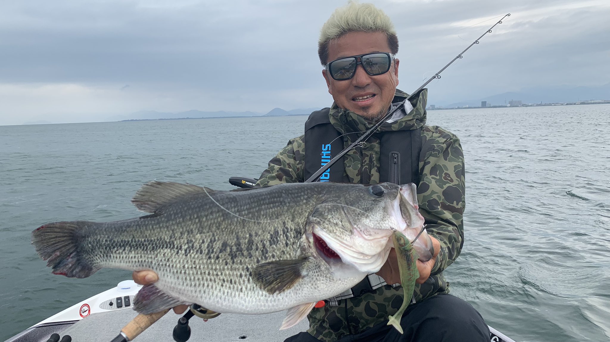 奥田 学 ２度目の巨大魚アタックで勝ったぜっ ロクニー10ポンド デビルスイマー鯉のぼりg ウィードスポットに潜むジャイアントバス Okuda Manabu バスフィッシング バス釣り T Co Nwqzkgcfdk Twitter