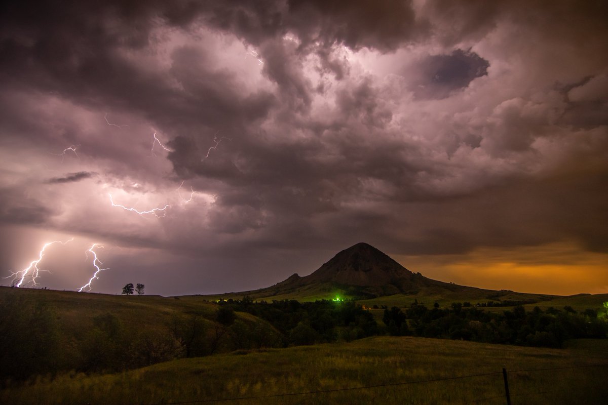 Cgstorm5's tweet image. @NWSRapidCity @ReedTimmerAccu @StormHour Thursday night turned out less active than originally forecasted with an enhanced risk, but it still put on a show at Bear Butte! Mission accomplished.  #SDwx #kotaweather #stormchasing #weather #picoftheday #thunderstorm #stormscape