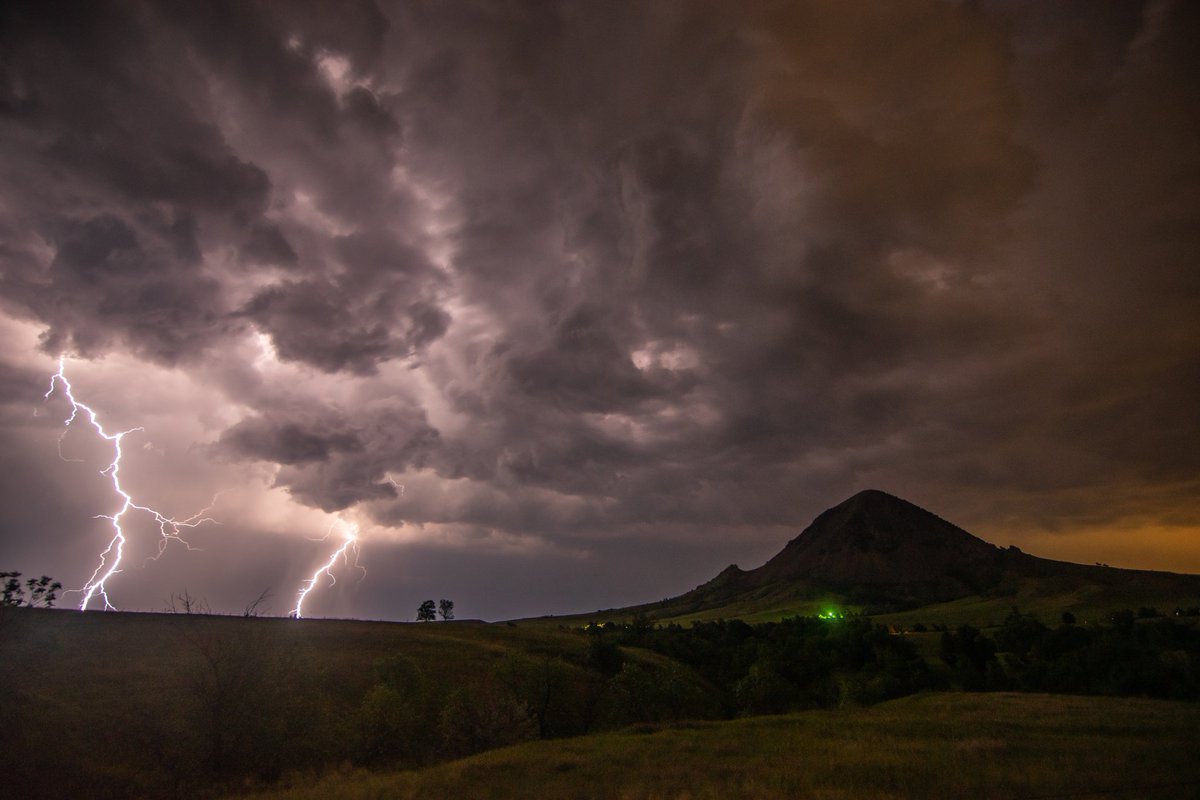 Cgstorm5's tweet image. @NWSRapidCity @ReedTimmerAccu @StormHour Thursday night turned out less active than originally forecasted with an enhanced risk, but it still put on a show at Bear Butte! Mission accomplished.  #SDwx #kotaweather #stormchasing #weather #picoftheday #thunderstorm #stormscape