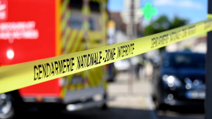 FranceNews24's tweet photo. 🔴 INFO - #FaitsDivers : Une femme de 55 ans a été retrouvée morte en à #Armillac (47), un village de 200 habitants près de #Marmande. Son conjoint aurait avoué lui avoir donné un coup de couteau. Il a été arrêté à Saint-Pée-sur-Nivelle, au Pays Basque. https://t.co/0slS822yLG
