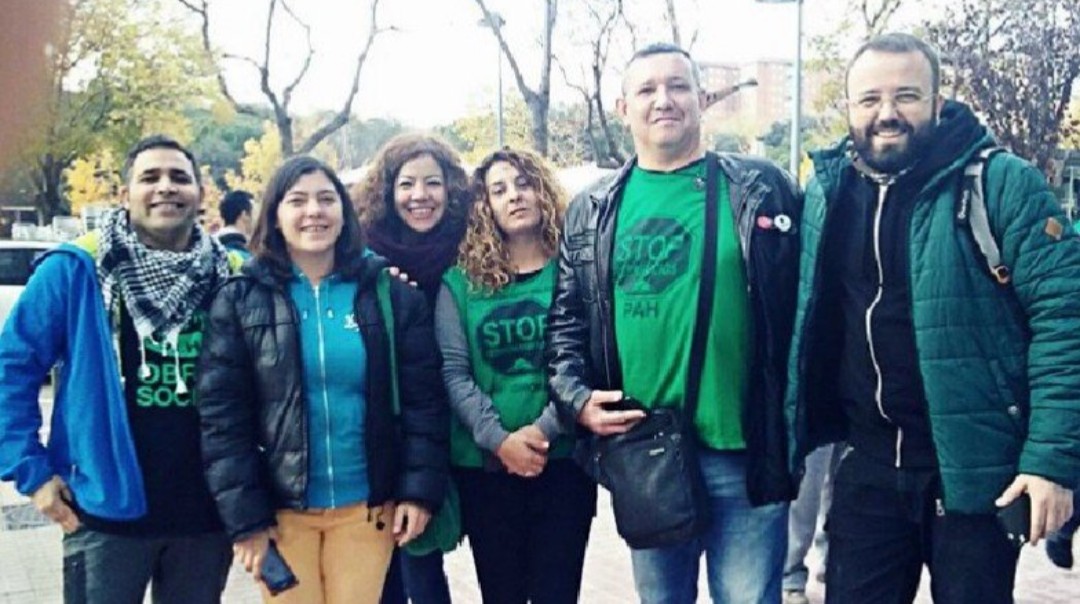 fherram28's tweet photo. La rebel·lia no ha de ser intel·ligent, només cal que sigui sincera.... records de lluita a peu de jutjats💚💚 sempre amb els millors #PahCracks💚 #Sabadell https://t.co/NlFLrJyAs8