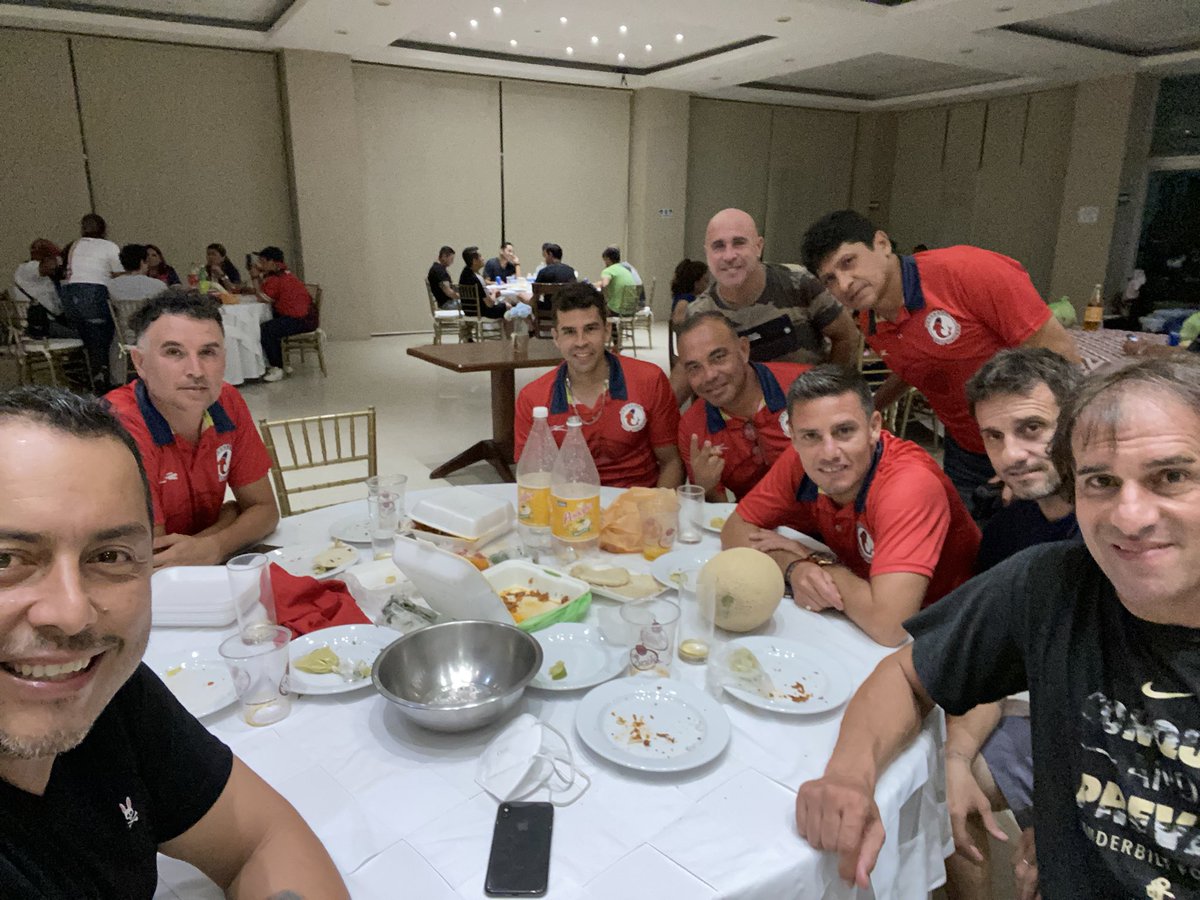 La cena 🦈
<a href="/walterjimenez7/">WALTER JIMENEZ "EL LORITO"</a> <a href="/AyalaLucas18/">Lucas Emanuel Ayala Miño</a> <a href="/bikerjarocho/">Jorge Bernal</a> #rudman #china #pony #fito