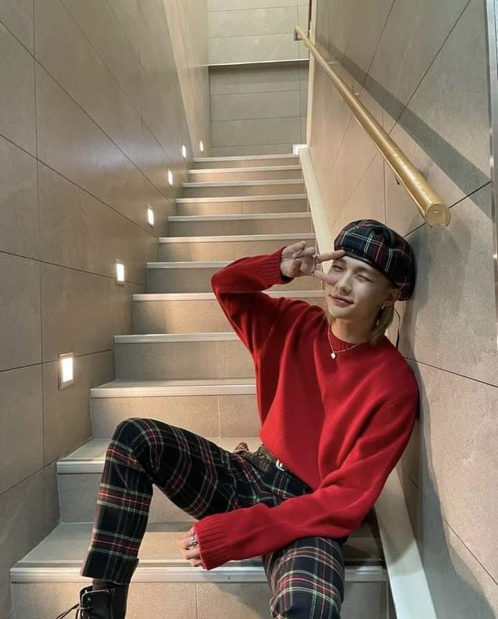 Liz_hxlx's tweet photo. Todos los días extraño a hyunjin en bubble, cuando hacia lives siendo el best boy mostrando que es el best dancer, hyunjin beautiful espero estes comiendo bien, te amo hyunjin brilliant https://t.co/KqKdr6Cagl