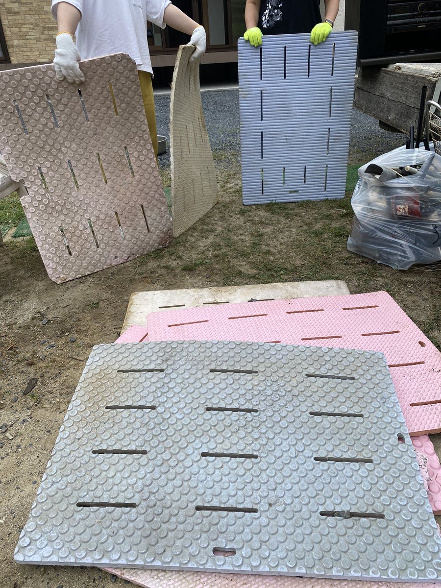 miyaking0818's tweet photo. 実家の新居の引っ越し中なんだけど、いや、どんだけバスマットある家なん笑笑笑 https://t.co/cbeK1ryCoe