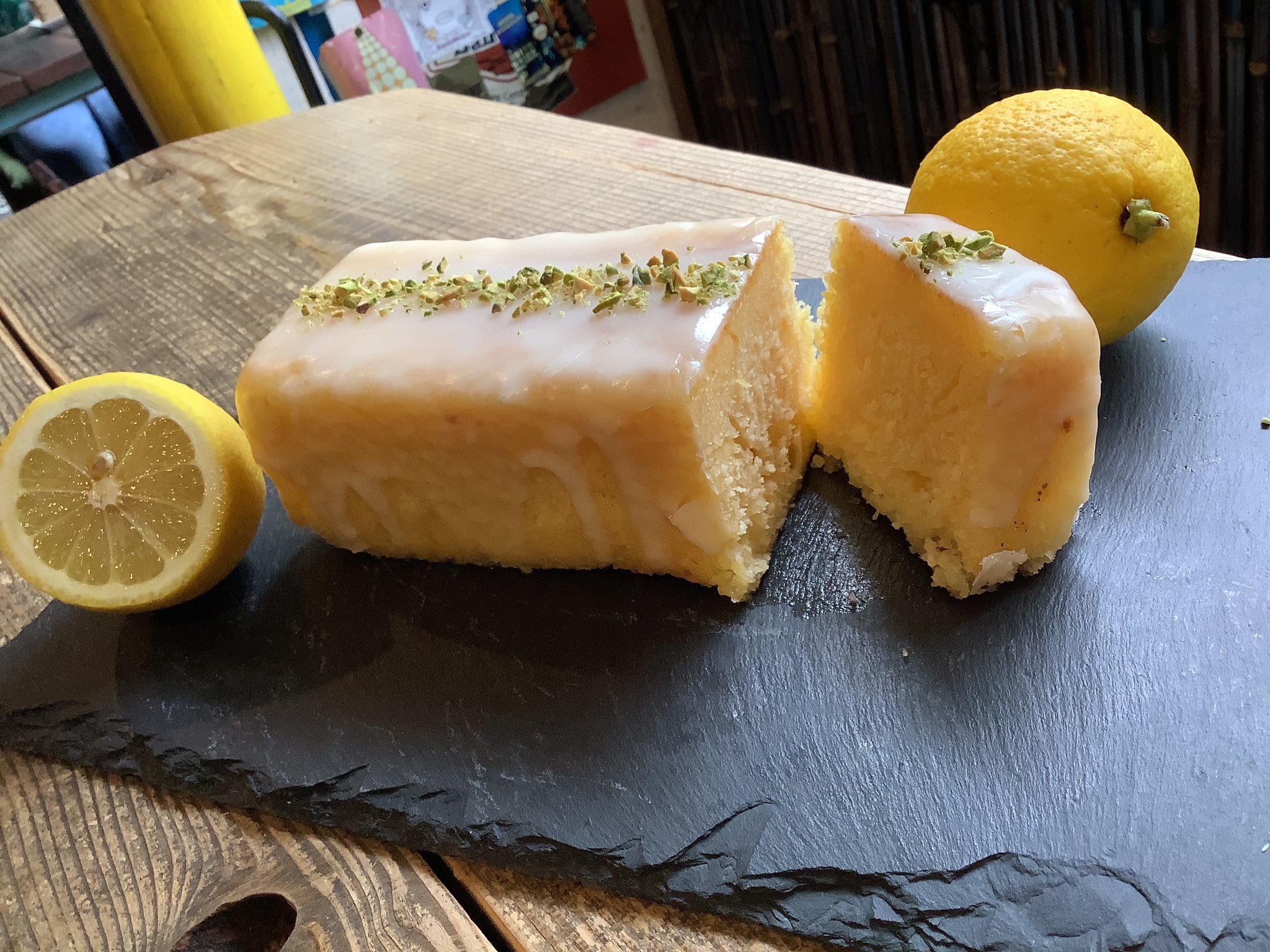 ルマカフェ 伏見桃山 週末限定 ウィークエンドシトロン 0 しっとりしたレモンのケーキにピスタチオをトッピングしています 販売していない日もございます ご了承ください ルマカフェ 京都カフェ 町家カフェ 伏見カフェ 京都
