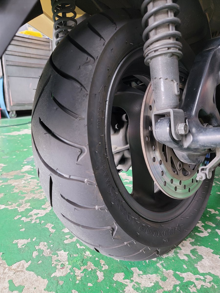 StaffYuya's tweet photo. 今日は昼休みにタイヤ前後交換😁🎶
メーカーはダンロップ😏👍️

#DUNLOP #SCOOTSMART #ダンロップ #フォルツァmf08タイヤ交換 https://t.co/YIrCLhwXX0