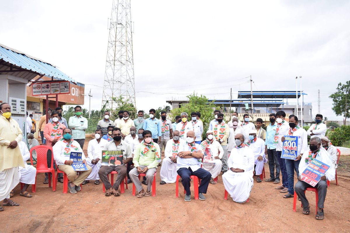 officialsrpatil's tweet photo. @INCKarnataka ನಿರ್ದೇಶನದನ್ವಯ ತೈಲ ಬೆಲೆ ಏರಿಕೆ ಕುರಿತಾದ ಮೂರನೆಯ ದಿನದ ಪ್ರತಿಭಟನೆ ಗದಗ ಜಿಲ್ಲೆಯ ಕೊಣ್ಣೂರ ಜಿಲ್ಲಾ ಪಂಚಾಯತ ಕೇಂದ್ರ ಸ್ಥಾನದಲ್ಲಿ  ಆಯೋಜಿಸಿದ ಪೆಟ್ರೋಲ್ ಬಂಕ್ ಮುಂದುಗಡೆ ಮಾತನಾಡಿ ಡಬಲ್ ಇಂಜಿನ್ ಸರ್ಕಾರಗಳು ಅಗತ್ಯ ವಸ್ತುಗಳ ಬೆಲೆಯನ್ನು ಬೇಕಾ ಬಿಟ್ಟಿಯಾಗಿ ಏರಿಸಿದ್ದನ್ನು ಉಗ್ರವಾಗಿ ಖಂಡಿಸಿದೆನು.
#Petrol100NotOut https://t.co/HY4J82dbzS
