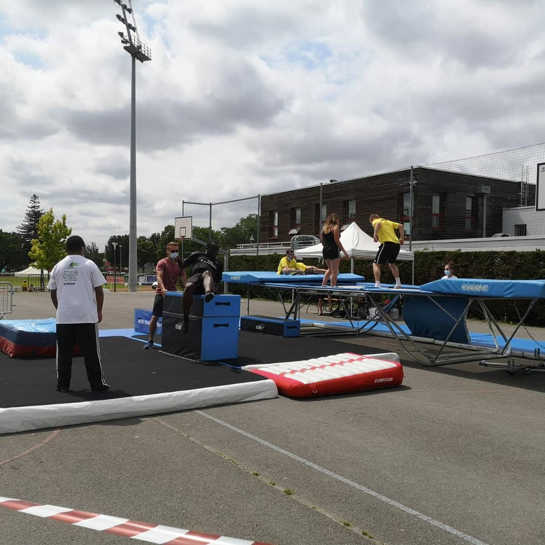 acrotrampsevran's tweet photo. les Championnats de France de #trampoline se déroulent à Colomiers (31) et la #TeamSevran est aussi présente à l'Integrathlon à Aulnay (93). Elle propose des animations au trampoline pour la promotion des pratiques mixtes handi/valide
@ComiteSaint @Sevranville @seinesaintdenis https://t.co/BatuFEhzbI