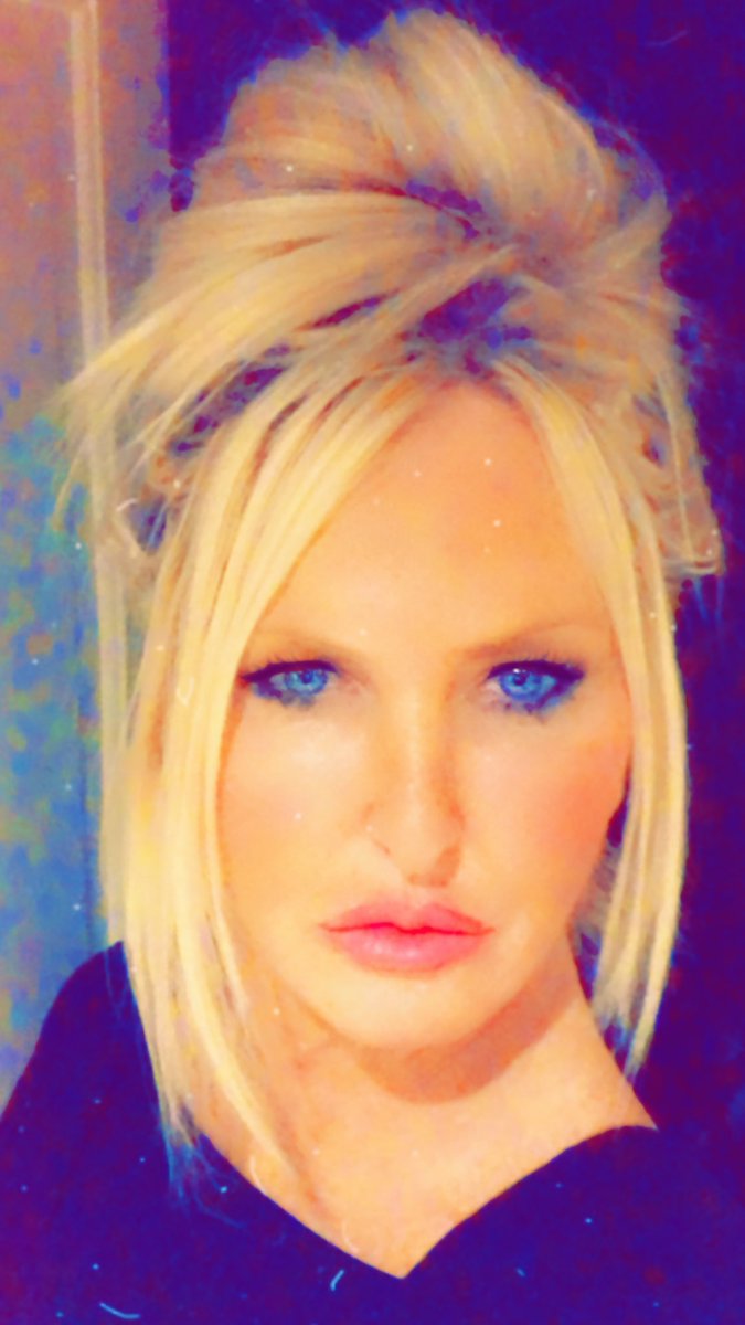 debbschanz's tweet photo. HAPPY FREAKIN BOILIN HOT SUNDAY !! I’ll be sweating my touch off at work! So u lot behave 🤍🔆☀️🌞#toohotforwork #badback #sweatyass #eyeslikeshite #sendwine https://t.co/jDINoSsdX0