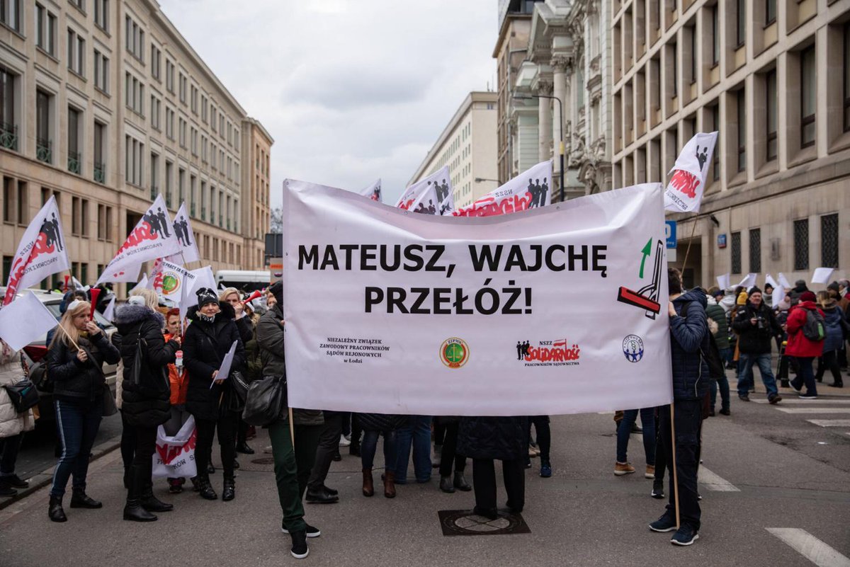 oko_press's tweet photo. Rząd zamraża podwyżki dla pół miliona urzędników państwowych. Kolejny raz. Wzeszłym roku z powodu COVID-19. W tym - właściwie nie wiadomo @jszymczakk #Pis #budżetówka 
https://t.co/nf1tsJehS6 https://t.co/OWnDtVIZm7