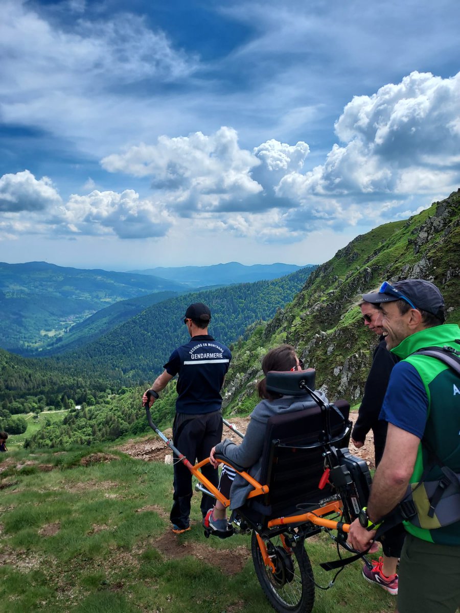Alors que nous publions ce tweet, les enfants sur cette photo dorment sûrement encore.
Hier, grâce à nos gendarmes secouristes et sous le parrainage de <a href="/SebastienLoeb/">Sébastien Loeb</a> , ils ont profité de belles activités dans les #Vosges et ont pu oublier leur handicap le temps d'une journée 💙