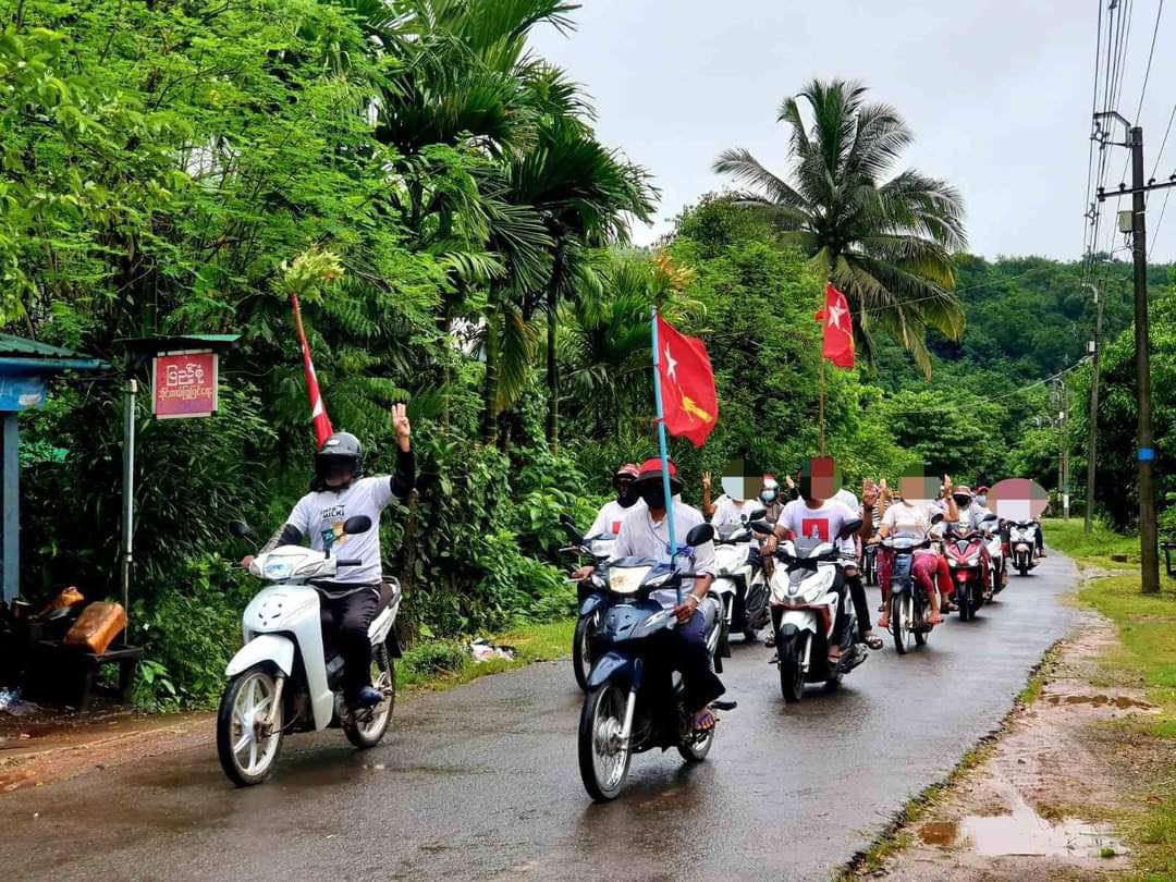 ayehayman1's tweet photo. Motorcycle Strike of southern Dawei is seen marching in the rain against the military dictatorship.  #WhatsHappeningInMyanmar  #June13Coup #MilkTeaAlliance   #Black4Rohingya https://t.co/o30pH6wD4w