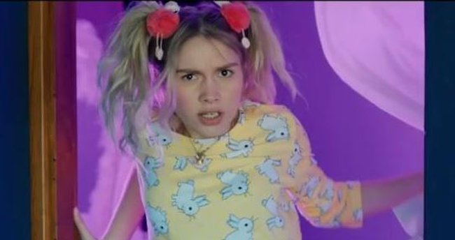 Soldaki genç kızın projesi Nasa tarafından 1. kabul edildi. Ama Sağdaki pijamalı genç kız kadar konuşulmadı. 
Bize bilim değil, makara lazım...😁