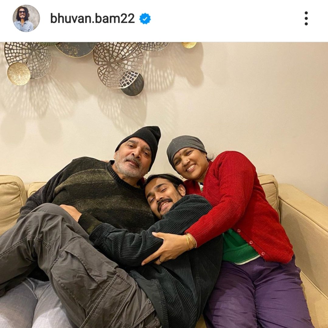 sudip_dn_'s tweet photo. 𝐁𝐁 𝐊𝐢 𝐕𝐢𝐧𝐞𝐬 #bhuvanbam 
Bhuvan Bam Lost His both parents in Covid-19 
Heart breaking sir💔 I m so sorry to hear this😭You've been the best son! And I've seen that since the beginning! Sir your mother and father were so proud of you they will always remain with us!! https://t.co/A6FMembWQT