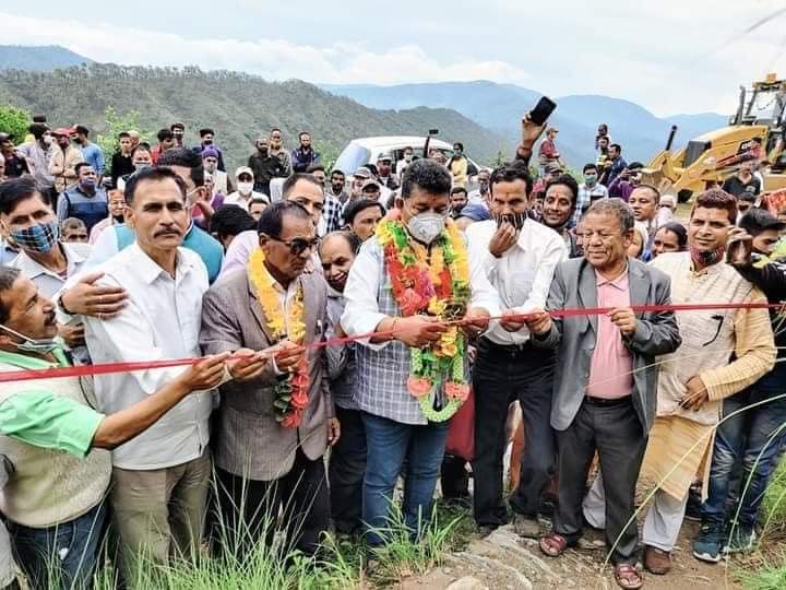 Devendr41221582's tweet photo. https://t.co/Jp1TOfHVOA    

https://t.co/V5ZstlcAnv  समस्त इड़ा की जनता को हार्दिक शुभकामनाएं और बधाई  फाइनली रोड का उद्घाटन हो चुका है  इड़ा का किया हुआ कठिन संघर्ष आज उनके काम आया आखिरकार सिस्टम को झुकाने में कामयाबी हशील हुई !! https://t.co/Y3wajPgZoR