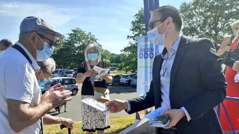 A_Dutremble's tweet image. 👥 Nous recevions @JulienOdoul ce samedi sur le marché de Montceau les Mines. Très bon accueil et surtout une réelle envie des Montceliens d'installer l'alternance aux manettes #OnEstPrêt