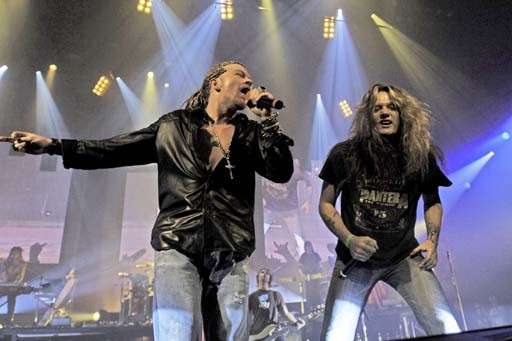 freit4s_999's tweet photo. Moments of @sebastianbach and @axlrose singing together!✨🤟

1991  //  2006 https://t.co/xxuZqcZWSY