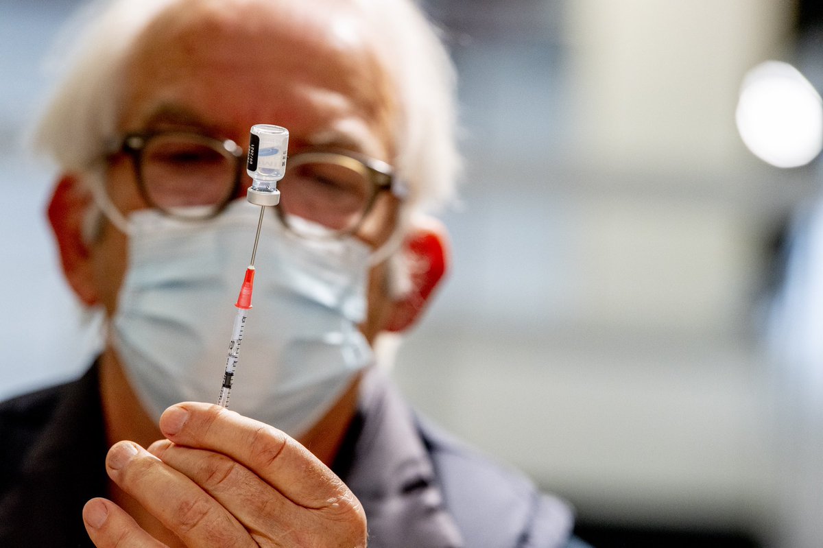 Ook op zondag gaat het werk in de vaccinatie-operatie gewoon door. Vandaag een extra mooie dag voor 1️⃣9️⃣9️⃣3️⃣. ☀️ Rond 10:00 uur zijn jullie aan de beurt! #PlanDePrik online en 🗣 zegt het voort. 👉 coronavaccinatie-afspraak.nl
