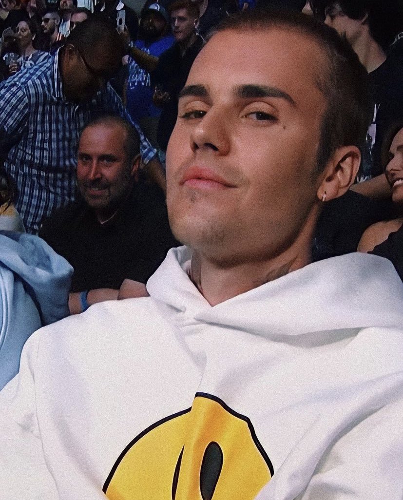 availablebiebzs's tweet photo. He is hot https://t.co/nivDrluMyI