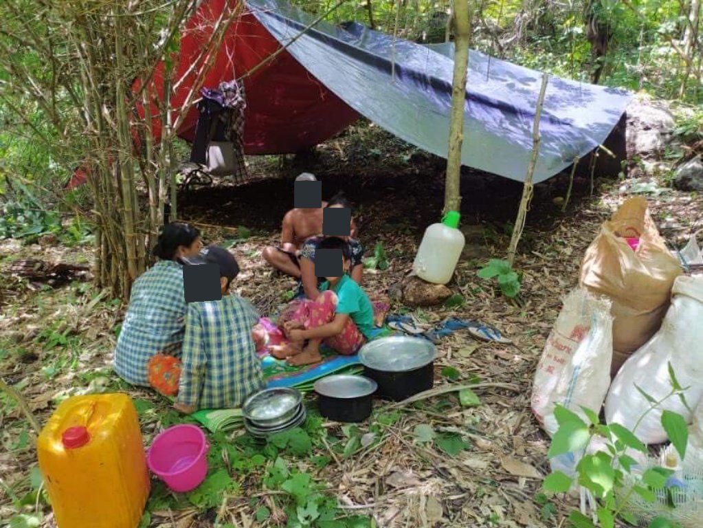 MayWongST's tweet photo. Latest situation affecting residents who fled from conflict zone #Demoso in #Kayah state, eastern #Myanmar. I've been told #military security forces apparently went into hiding area forcing those internally displaced to flee again. Now they're unreachable #WhatsHappeningInMyanmar https://t.co/b579ASLv3P