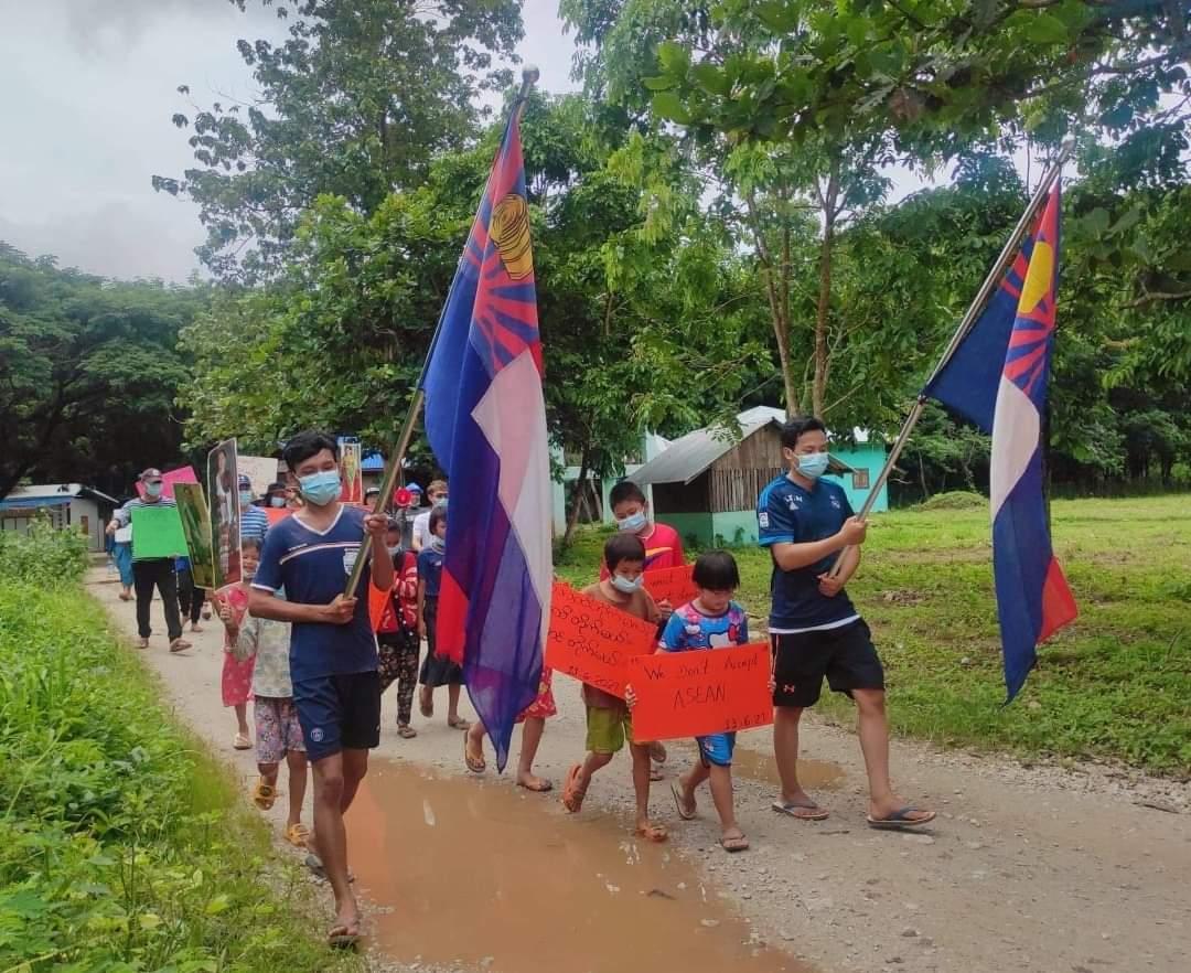 Mm18089552's tweet photo. Residents in #PhayaThonzu Tsp, Karen State marched to demand the end of the dictatorship on June 13.

#Black4Rohingya
#June13Coup
#WhatsHappeningInMyanmar https://t.co/OyV7UydxZQ