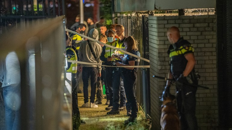 Politie beëindigt illegaal feest Deventer, honderden boetes uitgedeeld. #rtvoost.