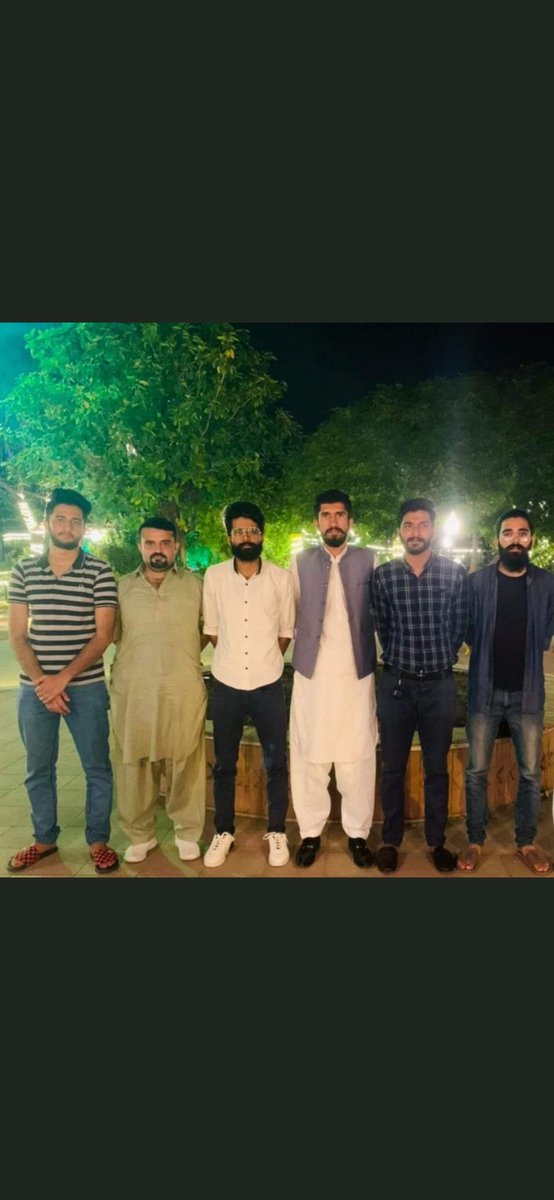 ZunairaIqbal16's tweet photo. Our living Legends, Our Heros❤️
May Allah protect you all from evil eyes💓
More power to you guys🤞🏻
@_mehar_ms @AliShafaat10 
@rajaumair_adv @AmmarSattti 
#WeWantOnlineExams
#ProtestOf_FJWU https://t.co/gdacMVuJCi