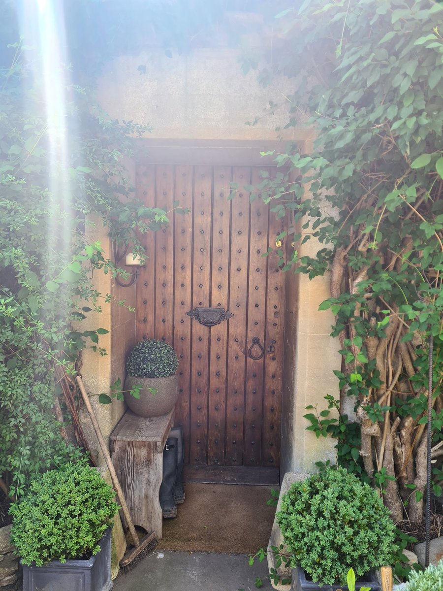 geddes_alison's tweet photo. Who else loves an entrance like this? #castlecoombe #wiltshire https://t.co/7VLkW75VXM