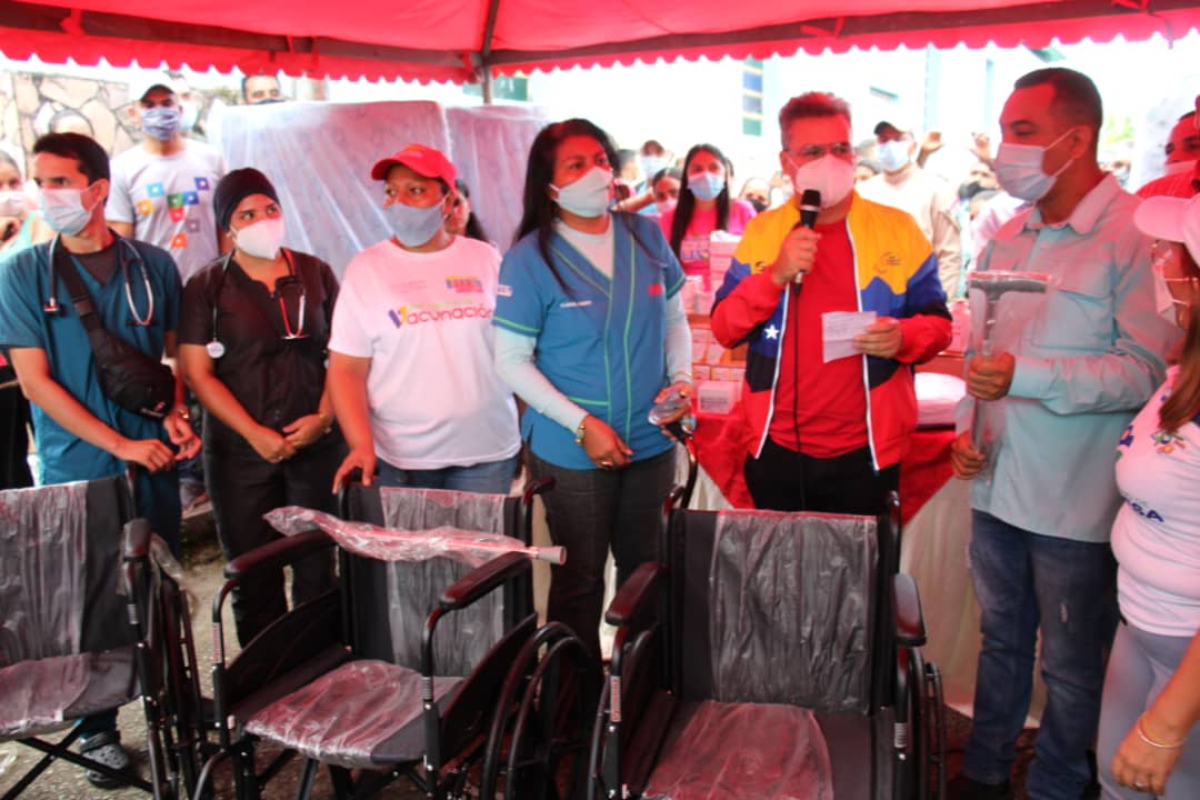 Más de 1300 familias recibieron atención médica integral con dotación inmediata de medicamentos, entregamos de materiales de construcción, ayudas técnicas, material deportivo, más de 120 luminarias para alumbrado público y sin fin de atenciones para beneficio de mi amado pueblo.
