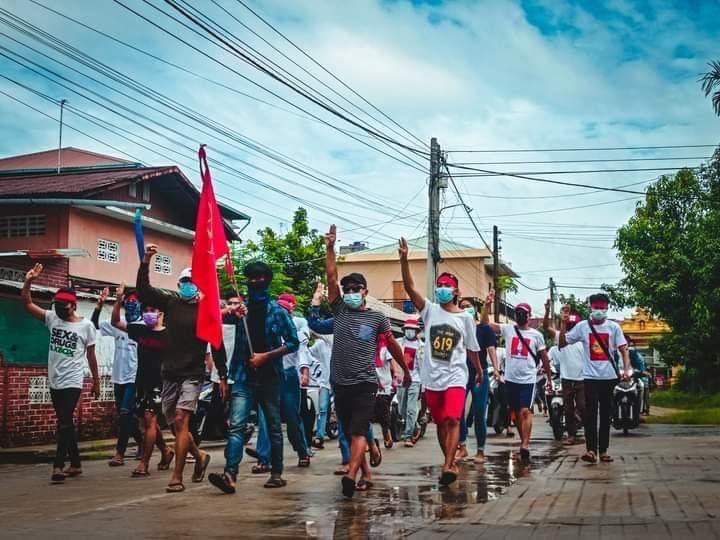 Raven10046527's tweet photo. The Dawei Coalition Strike and the Youth Strike march in unison to protest on the evening of June 13 against the military dictatorship.
#Black4Rohingya 
#WhatsHappeningInMyanmar 
#June13Coup https://t.co/oY9zcxMvDh