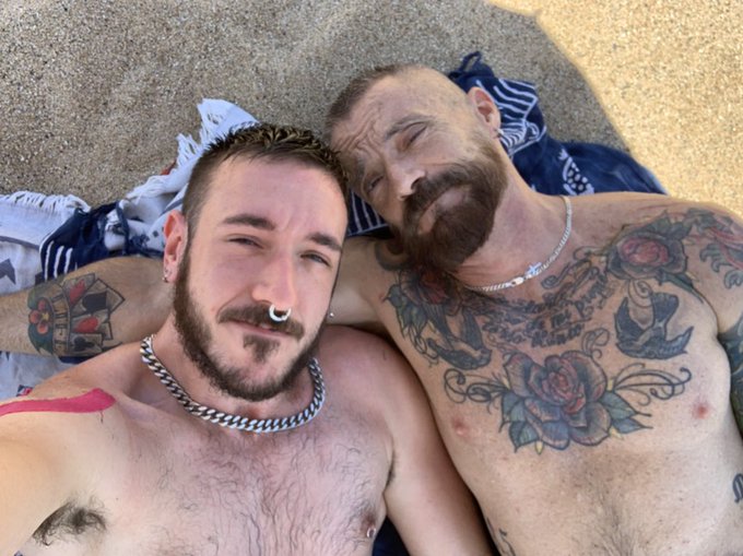 1 pic. Beach day with @DavidmyBurn https://t.co/jlRMH67Ziw
