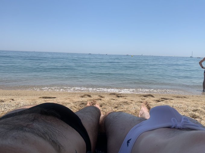 3 pic. Beach day with @DavidmyBurn https://t.co/jlRMH67Ziw