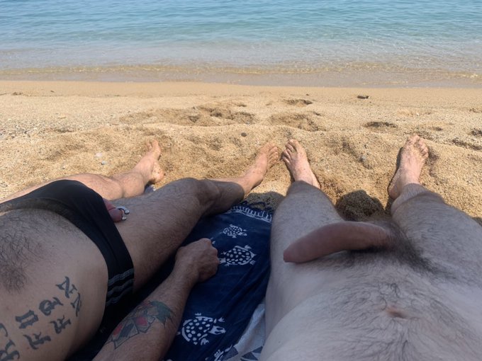 4 pic. Beach day with @DavidmyBurn https://t.co/jlRMH67Ziw
