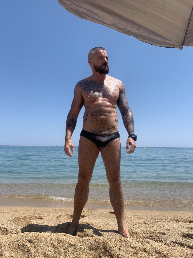 2 pic. Beach day with @DavidmyBurn https://t.co/jlRMH67Ziw