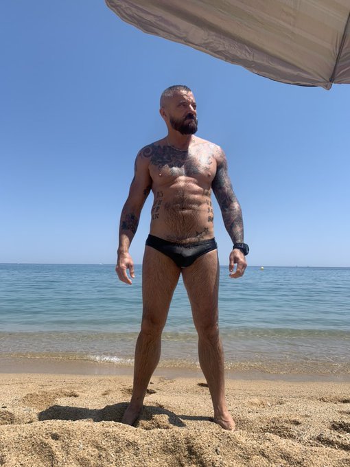 2 pic. Beach day with @DavidmyBurn https://t.co/jlRMH67Ziw