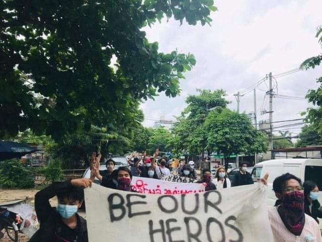 IrrawaddyNews's tweet photo. Young people marched in protest against the military  dictatorship in Yangon’s North Dagon Township on Sunday.  They showed solidarity with the persecuted Rohingya, regardless of racial and religious backgrounds. 

(Photo: CJ) 
#WhatsHappeningInMyanmar https://t.co/PiEMpspALp