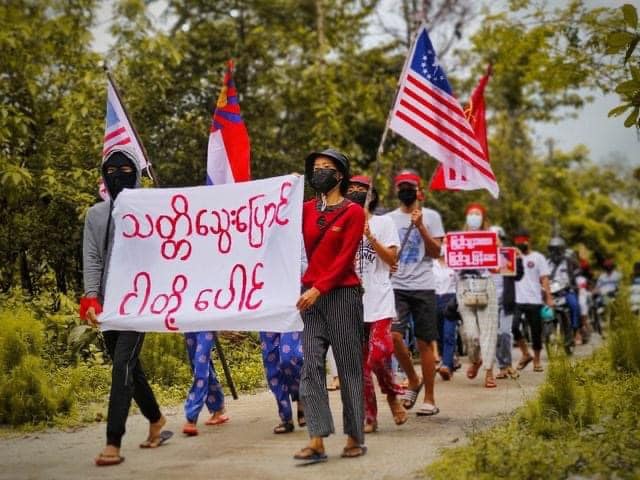 IrrawaddyNews's tweet photo. Anti-regime protesters in Paung Township, Mon State called for the release of detained civilian leaders, including the State Counselor Daw Aung San Suu Kyi, and the restoration of civilian rule on Sunday. 

(Photo: CJ) 
#WhatsHappeningInMyanmar https://t.co/guffsOLm9z