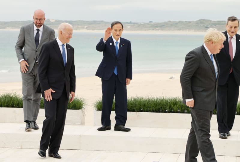 ネトウヨの毒舌な伯父さんbot 麻生太郎は なんだかんだ言って スーツの着こなしだけはきっちりしてるんだよな T Co Pbhxppwbym Twitter
